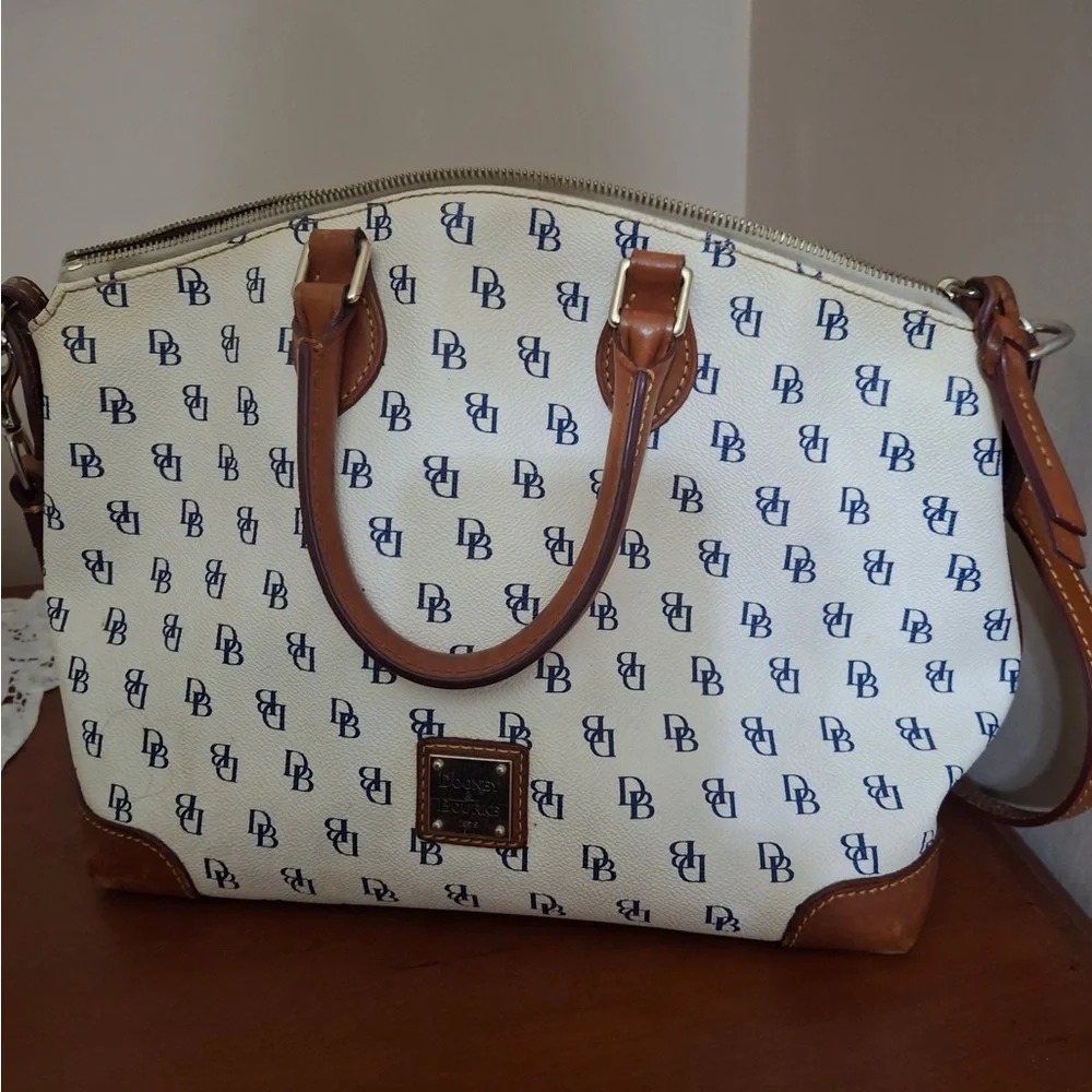 Dooney & Bourke ✨ - Picture 1 of 5